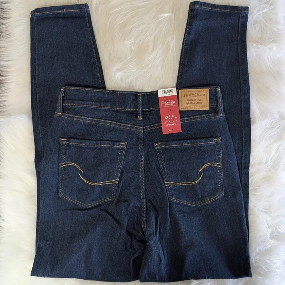 🆕 Levi's Women's Soft Stretch High Waist Skinny Jeans, Classic Dark Wash 26x30 - Picture 4 of 11